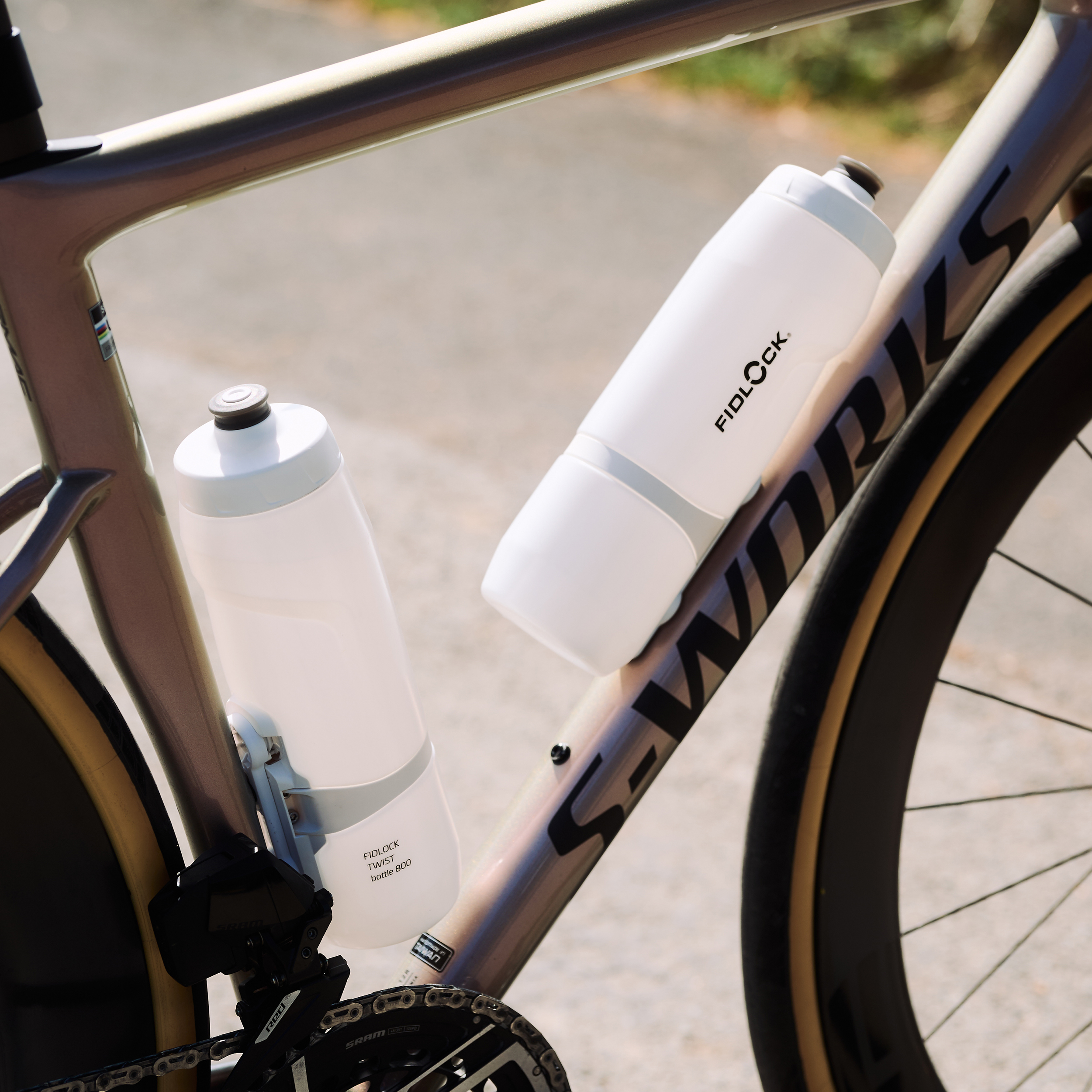 TWIST-bottle-800-polar-white_outdoor-(27)_2500x2500